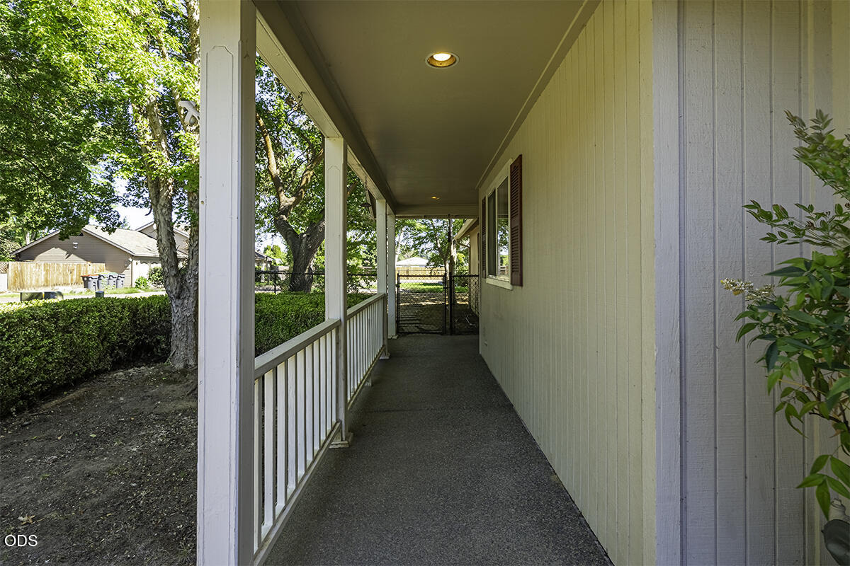 445 Midway Road Medford, OR 97501 - Photo 7 of 33