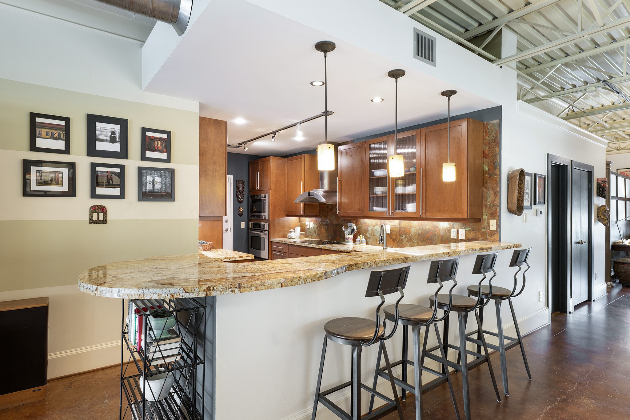 1722 Washington Avenue, Unit D Houston, TX 77007 - Photo 11 of 28 Cook's kitchen is set with granite counters, stainless steel appliances, lots of storage and pantry.