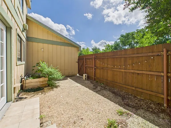 a view of a backyard