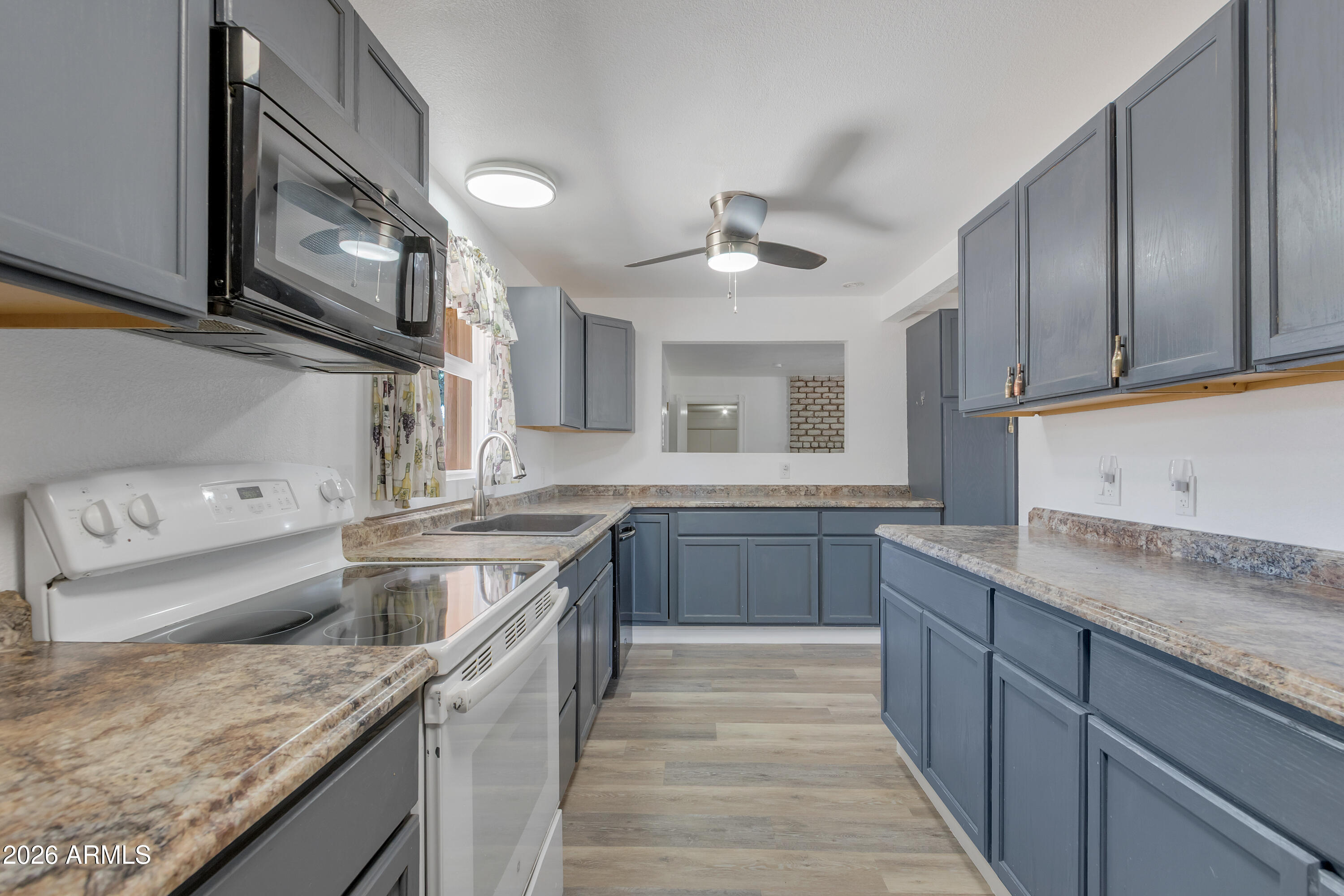 4410 North Montezuma Avenue Rimrock, AZ 86335 - Photo 6 of 27 Kitchen to family - dining room