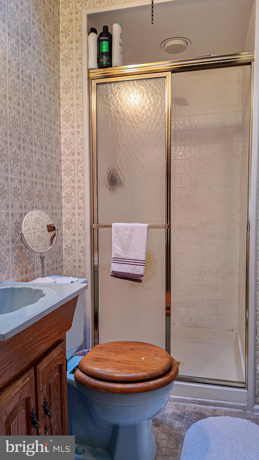 10964 Kipling Lane Philadelphia, PA 19154 - Photo 16 of 31 a bathroom with a sink a toilet and shower