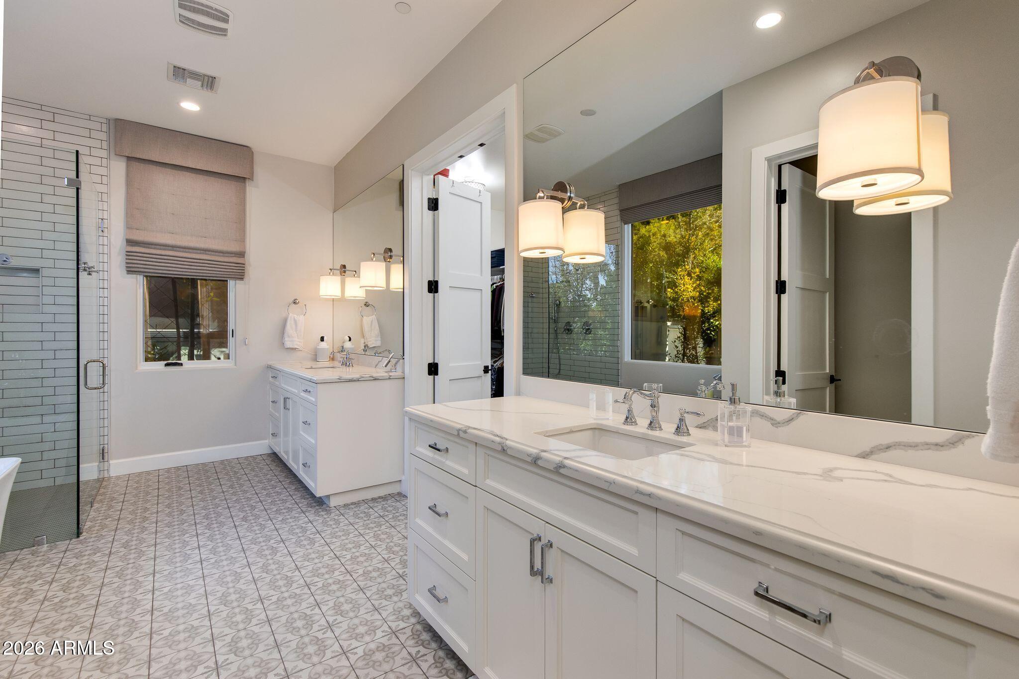 4408 37th Way Phoenix, AZ 85018 - Photo 10 of 23 Primary Bath