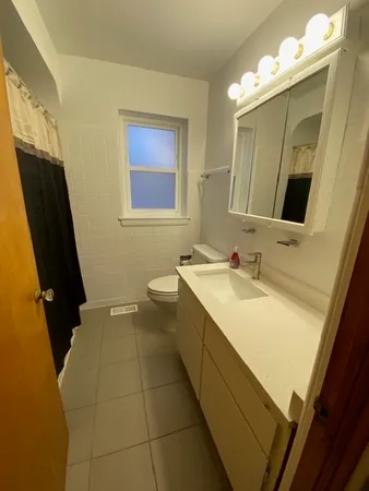 $2,000 | 1806 Grove Avenue, Unit 1, Berwyn, IL 60402