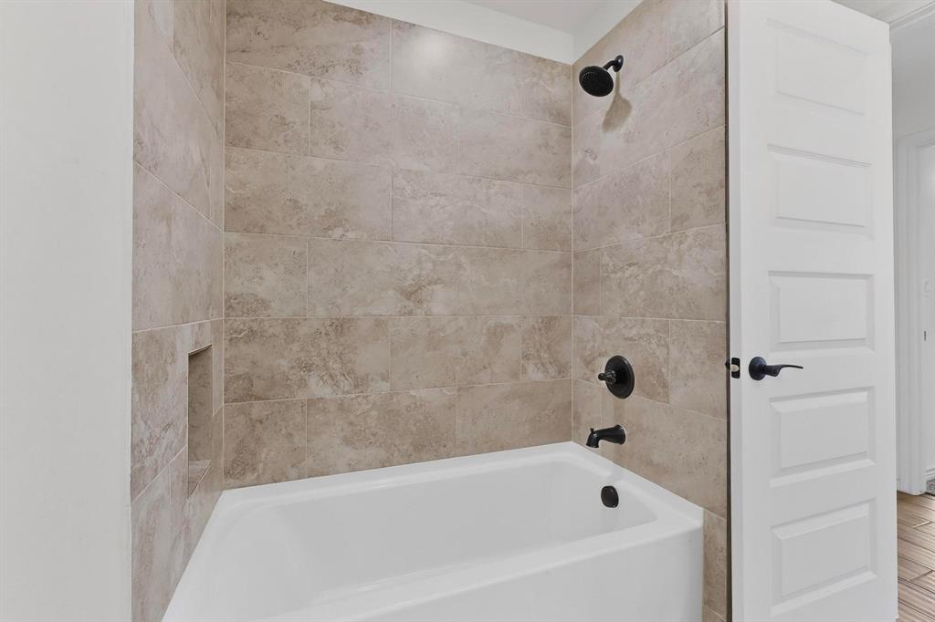 1610 Life Avenue Dallas, TX 75212 - Photo 18 of 38 a bathroom with a bathtub