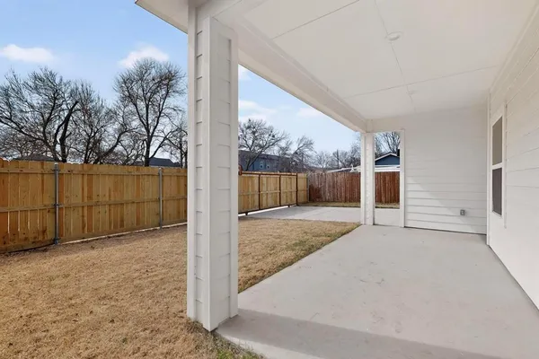 a view of a house with backyard and trees