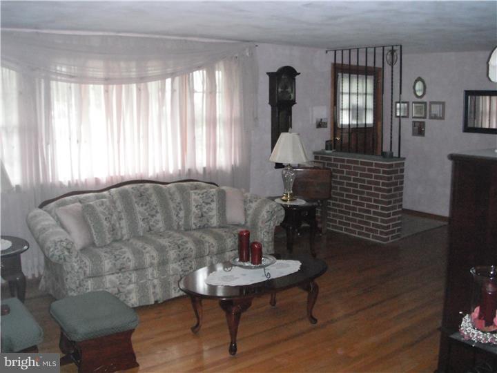 324 California Road Quakertown, PA 18951 - Photo 6 of 23 Living Room