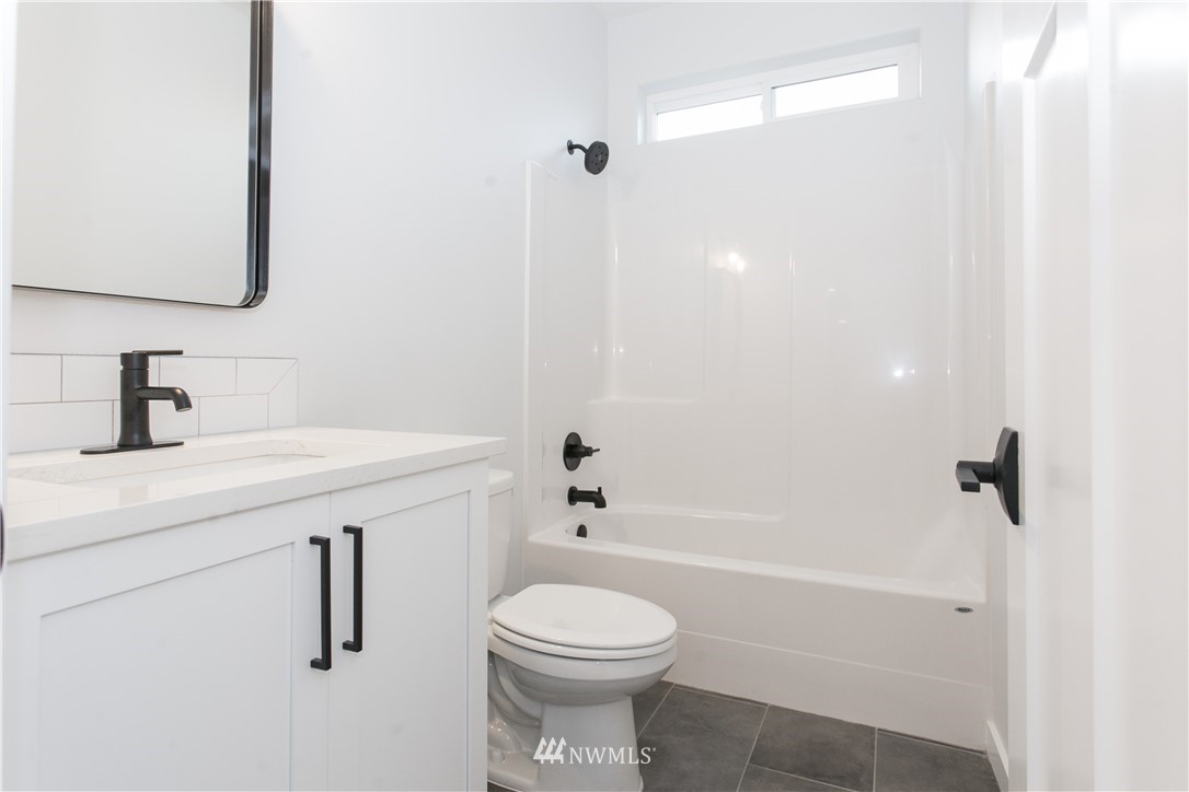 271 Baseline.5 Road Southeast Moses Lake, WA 98837 - Photo 22 of 35 a bathroom with a sink a toilet and shower