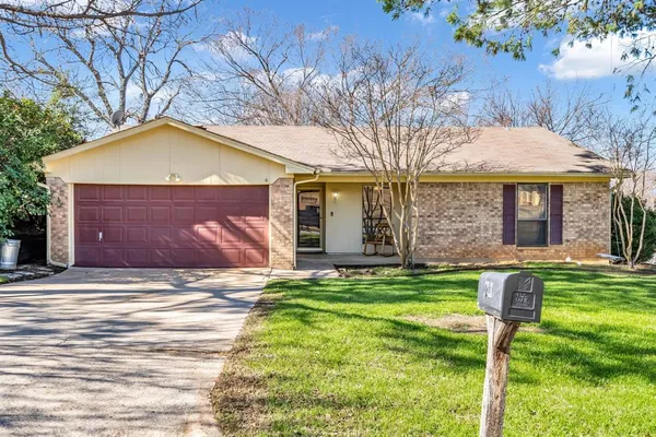 a view of a house with backyard and trees