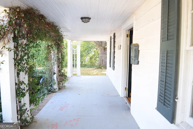 a view of entryway with garden
