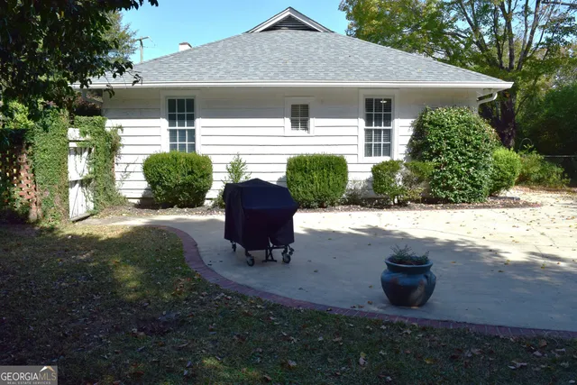 a house view with a outdoor space