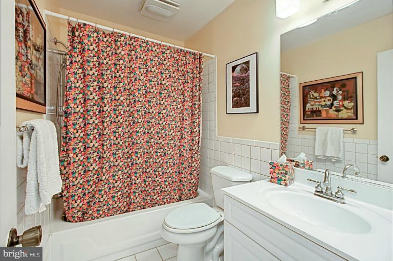 5601 Mt Burnside Way Burke, VA 22015 - Photo 4 of 30 Bath