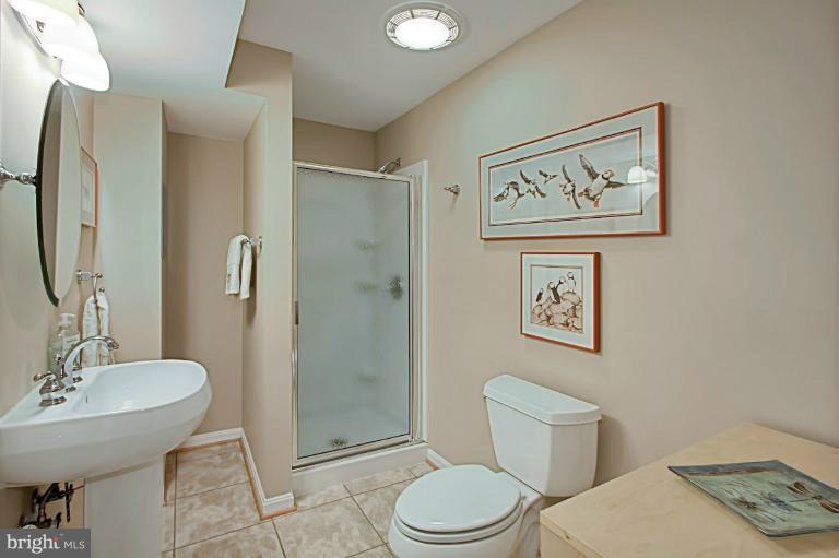 5601 Mt Burnside Way Burke, VA 22015 - Photo 5 of 30 Bath