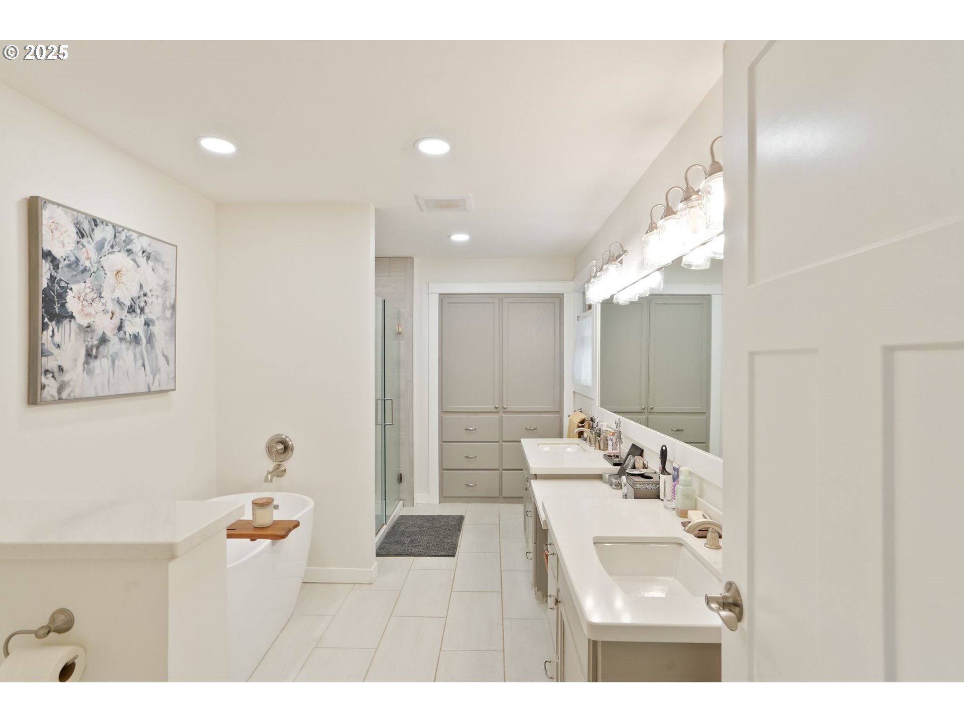 1780 Clover Ridge Road Northeast Albany, OR 97322 - Photo 27 of 45 a bathroom with a sink mirror and a bath tub