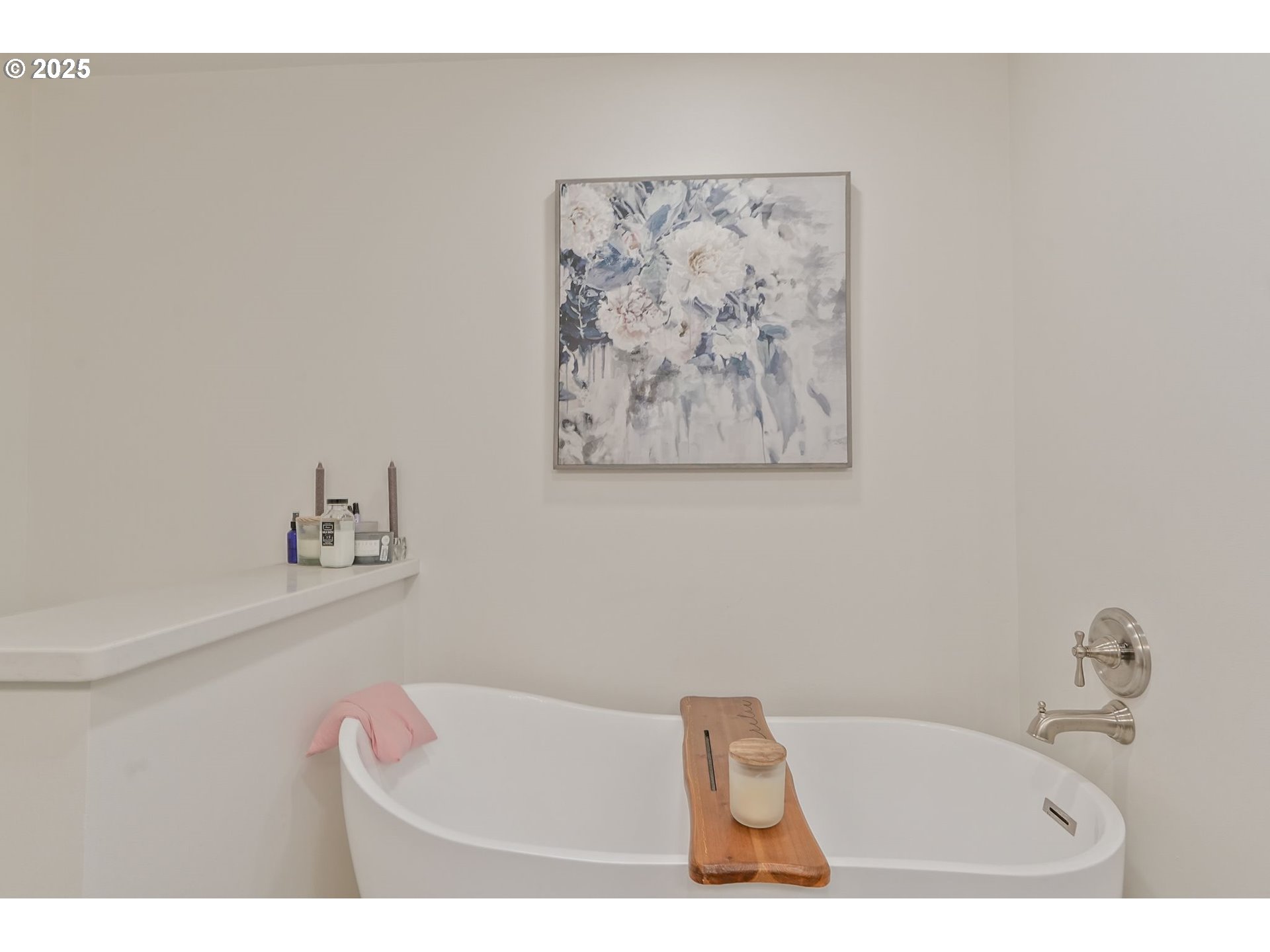 1780 Clover Ridge Road Northeast Albany, OR 97322 - Photo 29 of 45 a bathroom with a bathtub