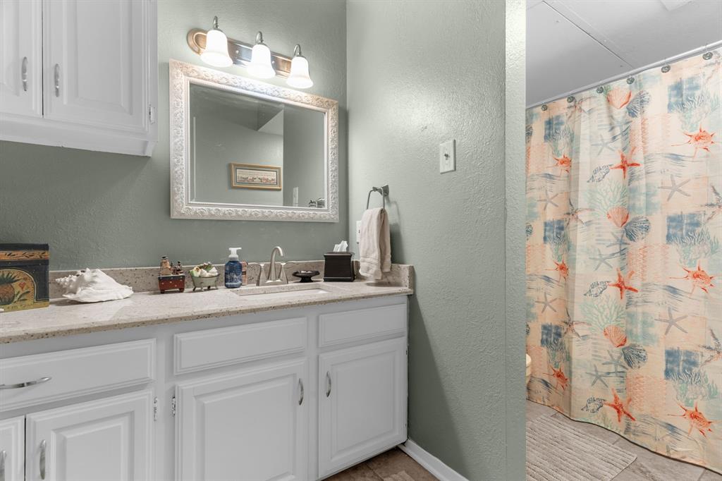 814 Signal Ridge Place Rockwall, TX 75032 - Photo 21 of 26 Upstairs bathroom