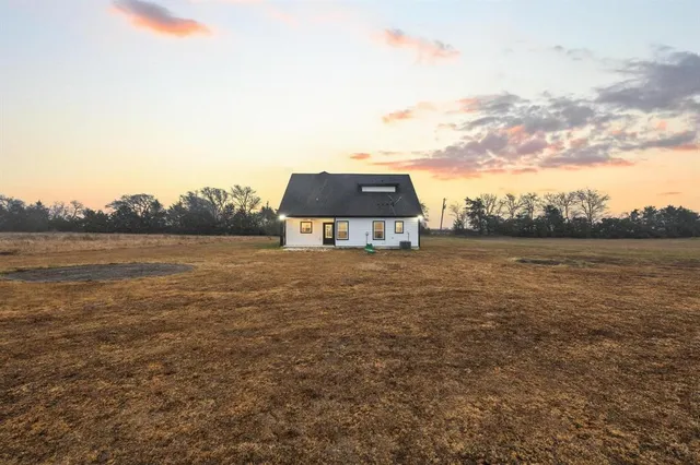 a picture of a lake view