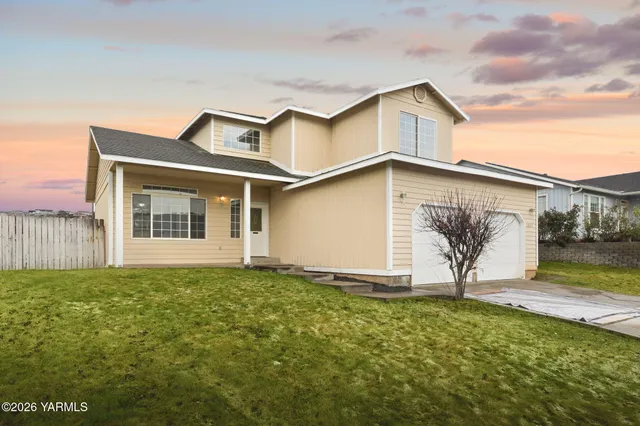 a view of a house with backyard and garden