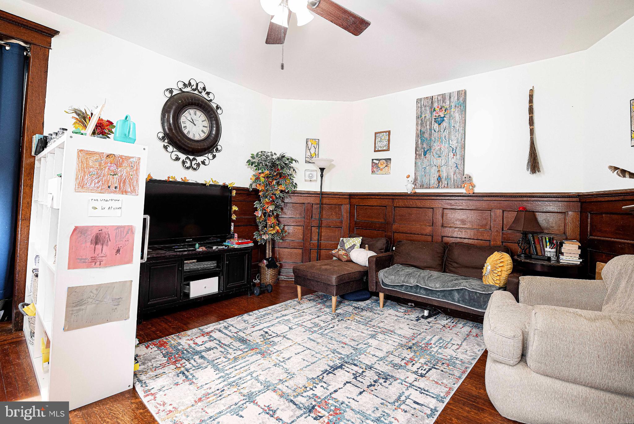 1537 South Rolling Road Halethorpe, MD 21227 - Photo 8 of 24 a living room with furniture and a flat screen tv