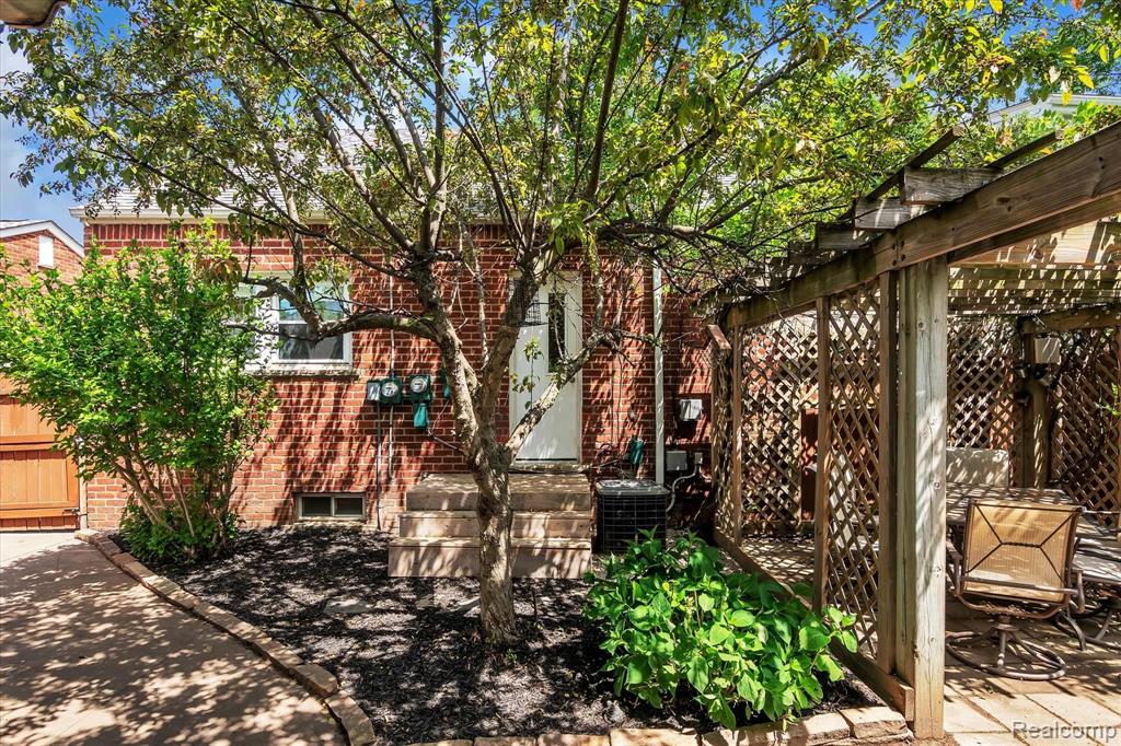 9539 Inkster Road Livonia, MI 48150 - Photo 46 of 52