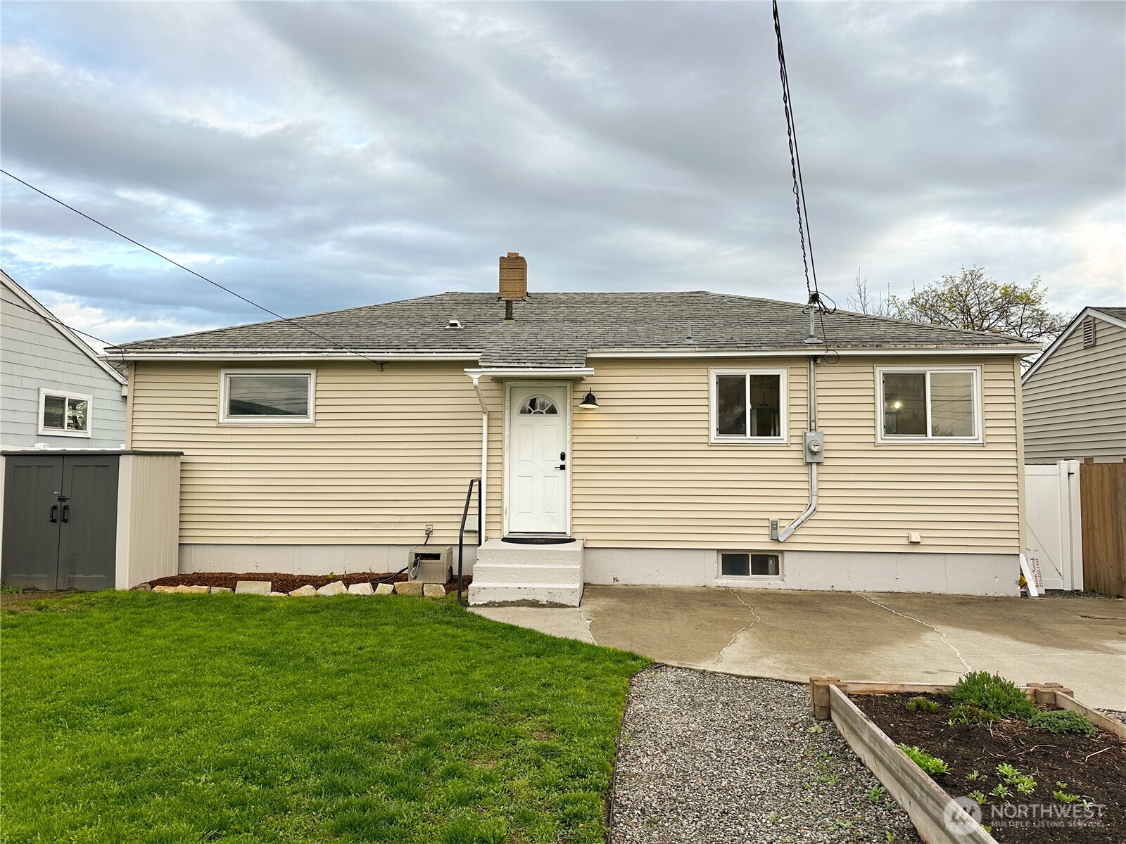 611 East Joseph Avenue Spokane, WA 99208 - Photo 20 of 29 a front view of house with yard