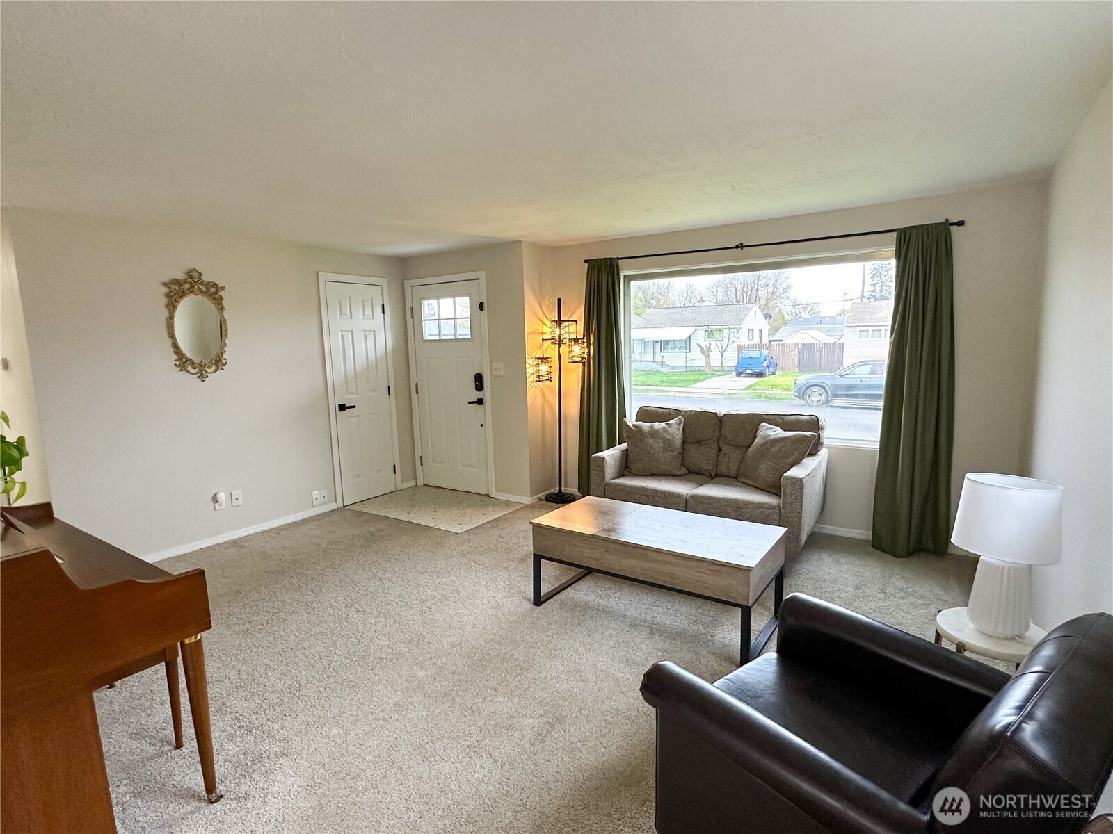 611 East Joseph Avenue Spokane, WA 99208 - Photo 4 of 29 a living room with furniture
