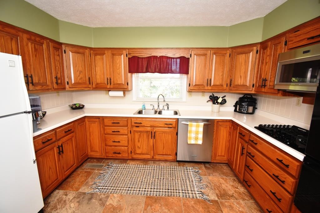 602 Ricker Drive Frankfort, IN 46041 - Photo 7 of 36 Gallery Image 7