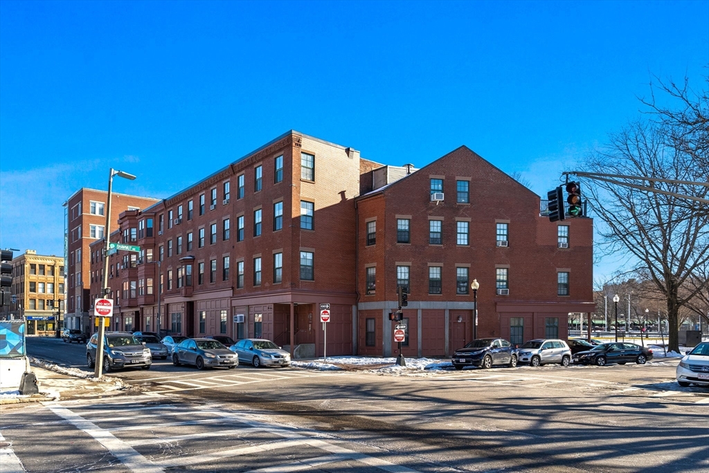 69 East Berkeley Street, Unit 5 Boston, MA 02118 - Photo 23 of 27 a front view of a building