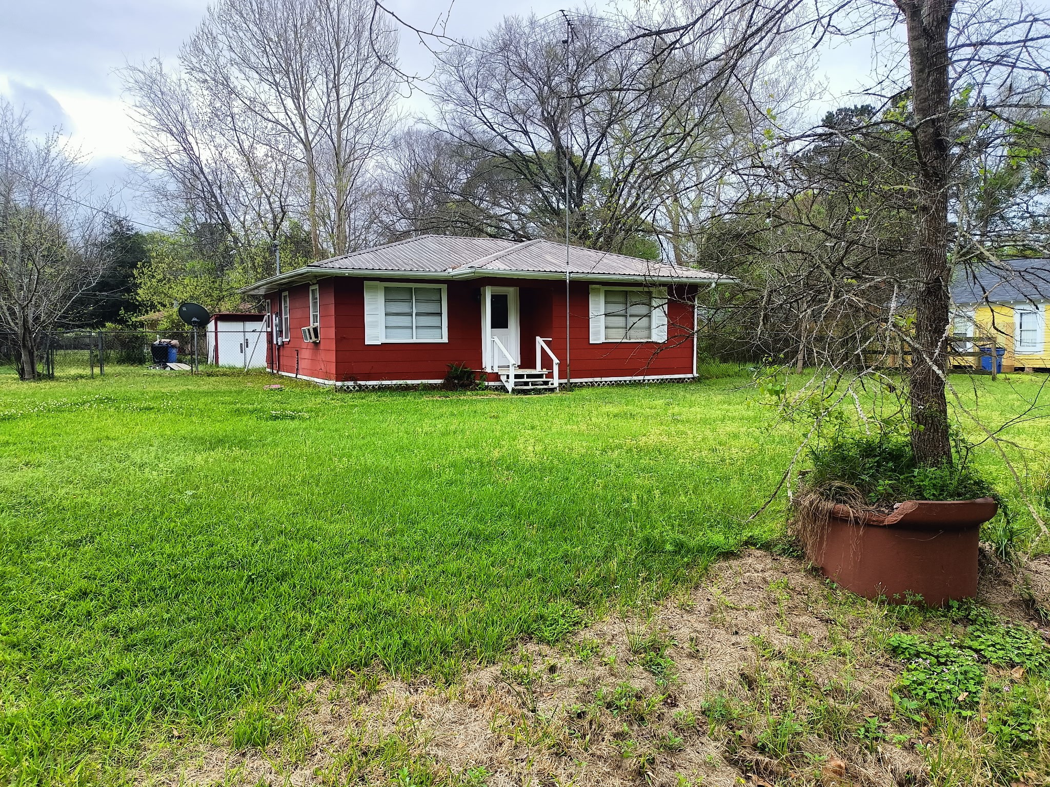 Front view of 385 Jones Rd.