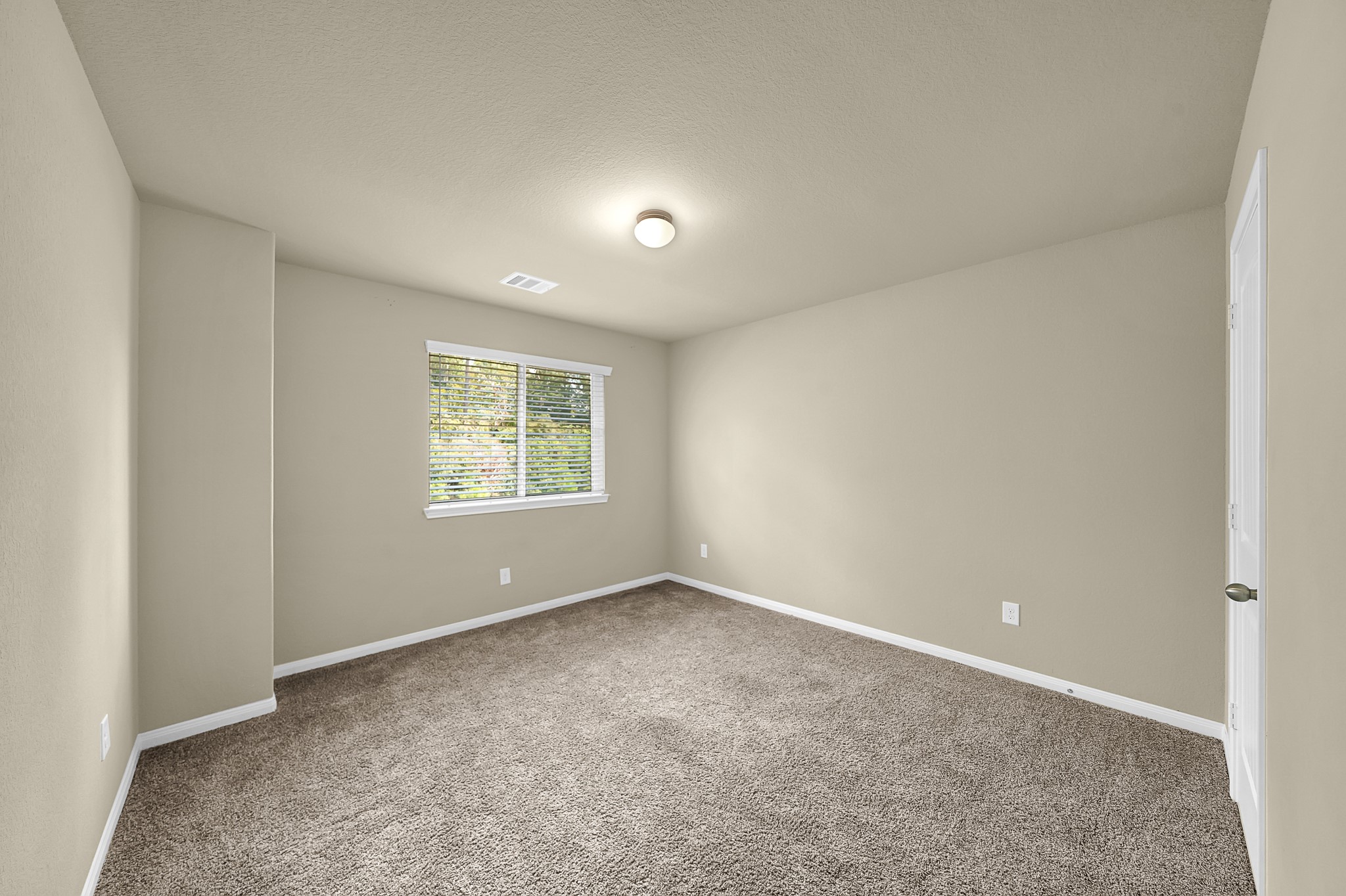 4274 McGregor Blf Lane Conroe, TX 77304 - Photo 13 of 25 an empty room with windows