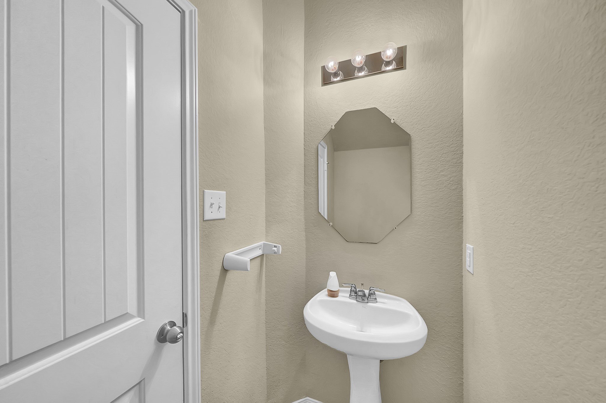 4274 McGregor Blf Lane Conroe, TX 77304 - Photo 23 of 25 a bathroom with a sink a mirror and a toilet