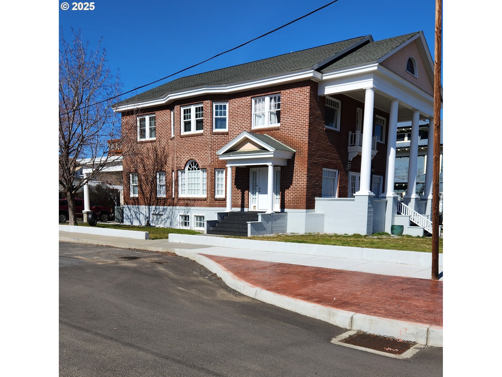 315 Gale Street Heppner, OR 97836 - Photo 2 of 44 a front view of a house with a yard