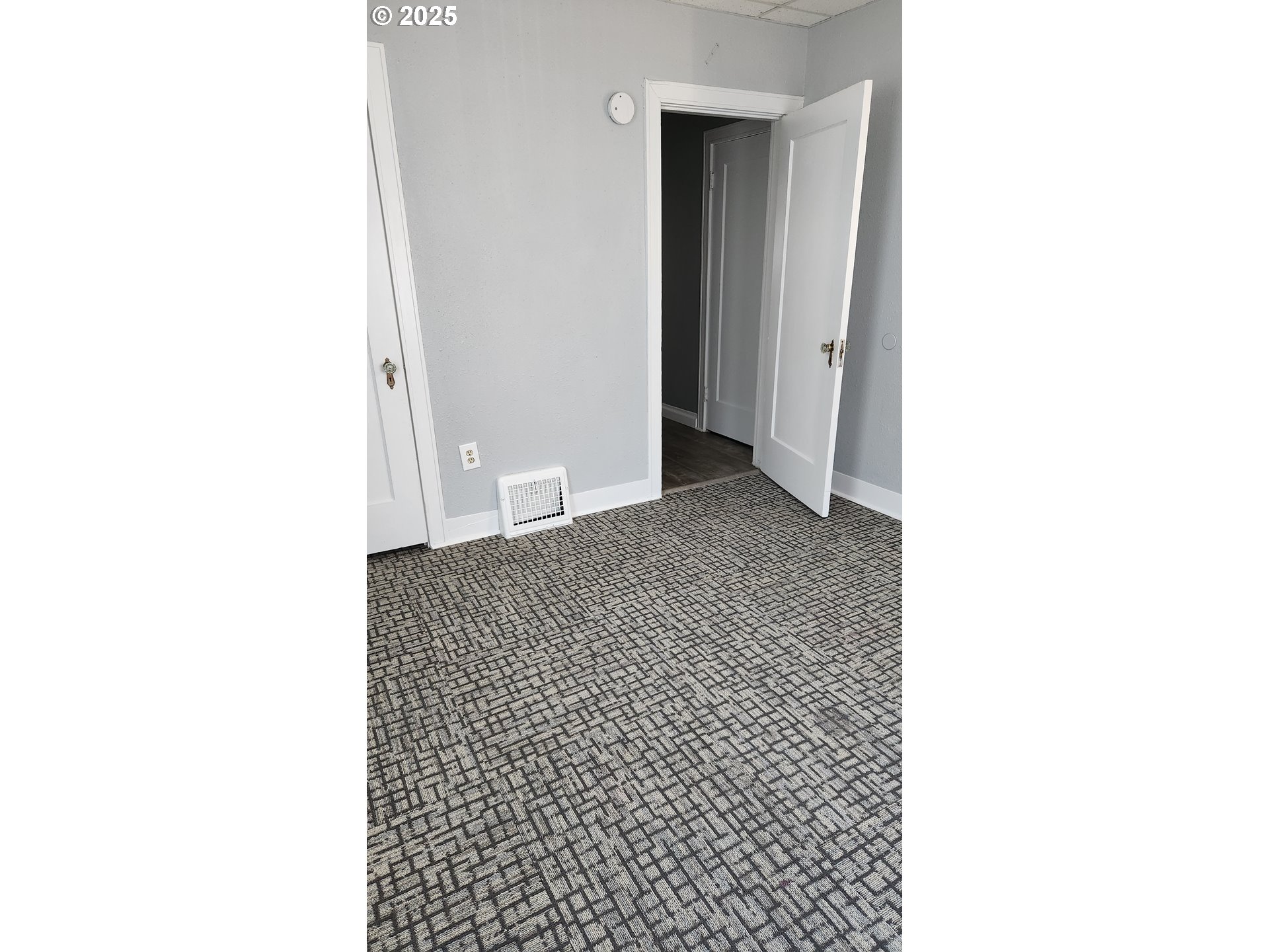 315 Gale Street Heppner, OR 97836 - Photo 34 of 44 a living room with a black white checkered oven