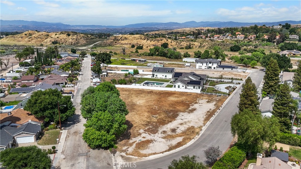 24925 Cindy Road Newhall, CA 91321 - Photo 2 of 19