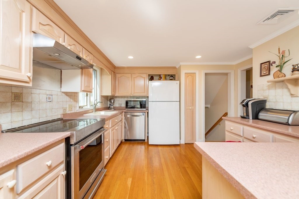 7 Keith Road Wayland, MA 01778 - Photo 9 of 32 Gallery Image 9