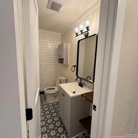 $1,950 | 10353 B Farm To Market Road 539, Sutherland Springs, TX 78161