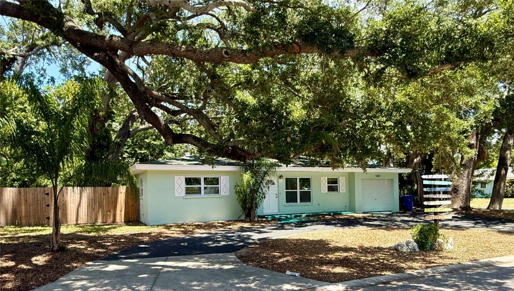 677 Oakwood Drive Dunedin, FL 34698 - Photo 2 of 31