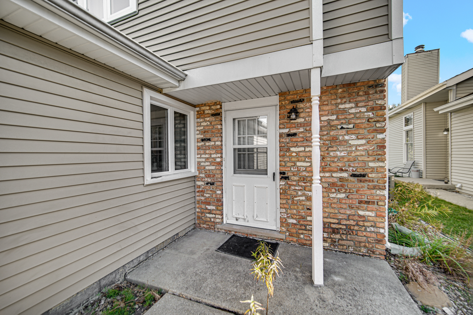 19159 Weber Road Mokena, IL 60448 - Photo 3 of 22 a front view of a house with a garden