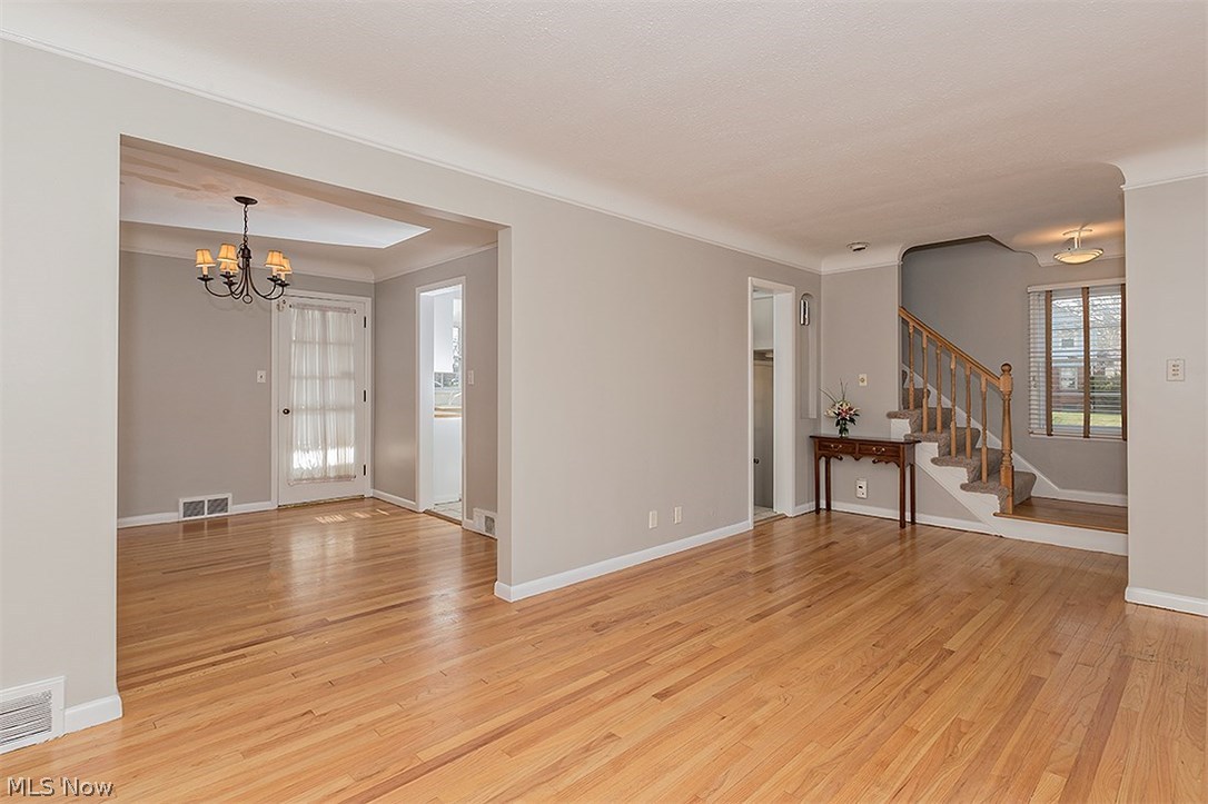 4024 Charlton Road Cleveland, OH 44121 - Photo 6 of 35