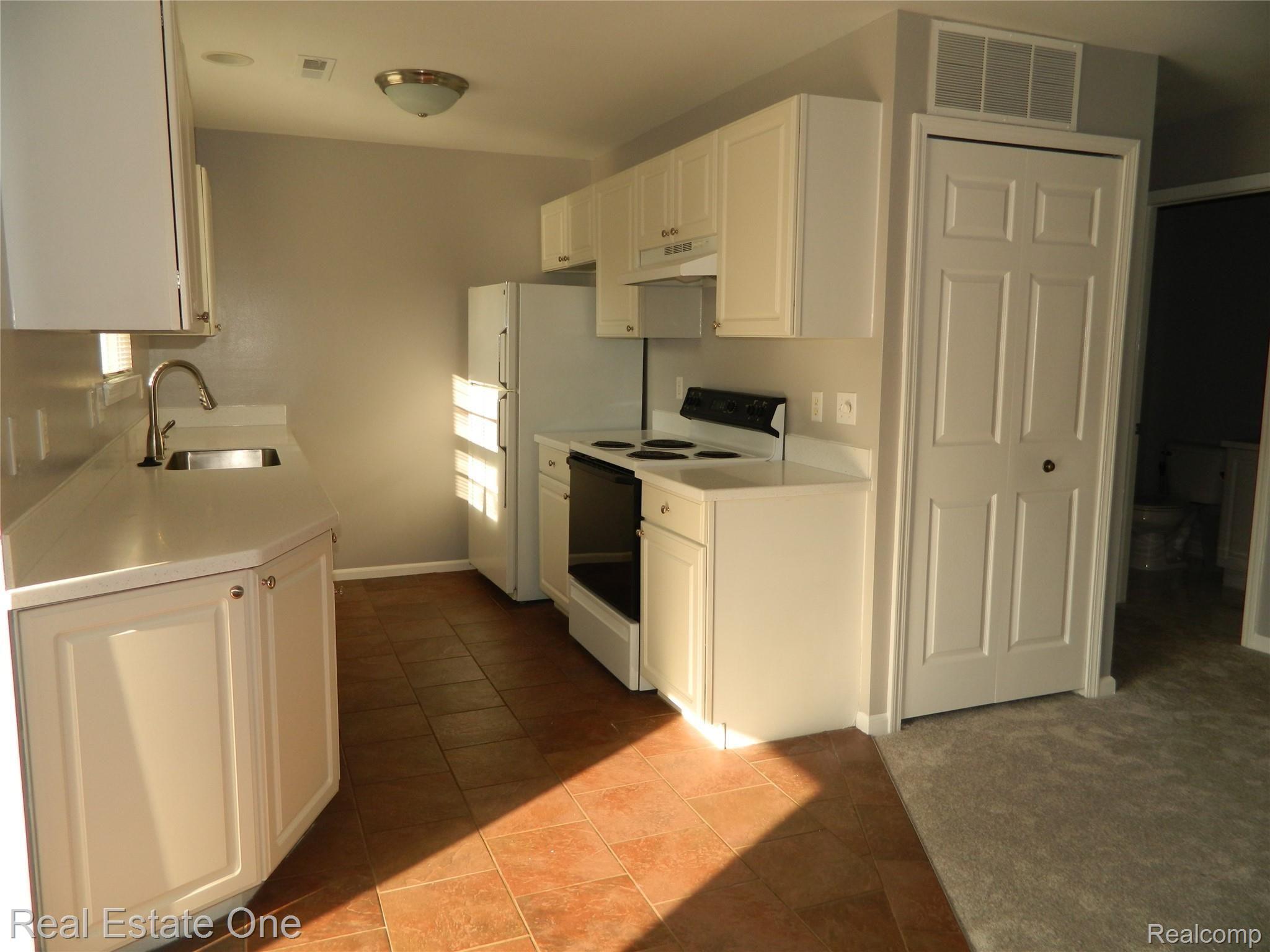 1453 Chesapeake Road, Unit 40 Royal Oak, MI 48067 - Photo 5 of 17 013.JPG