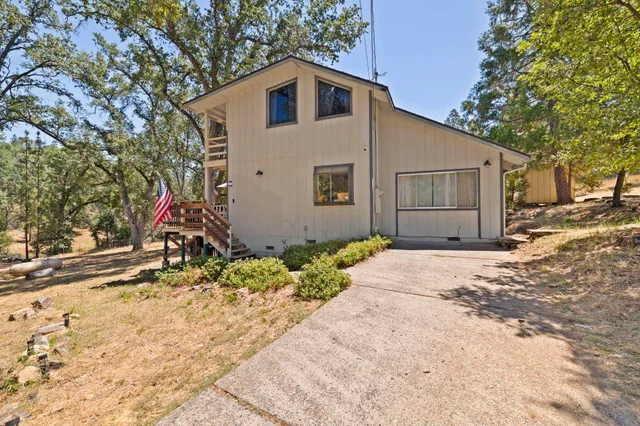 a view of backyard of house