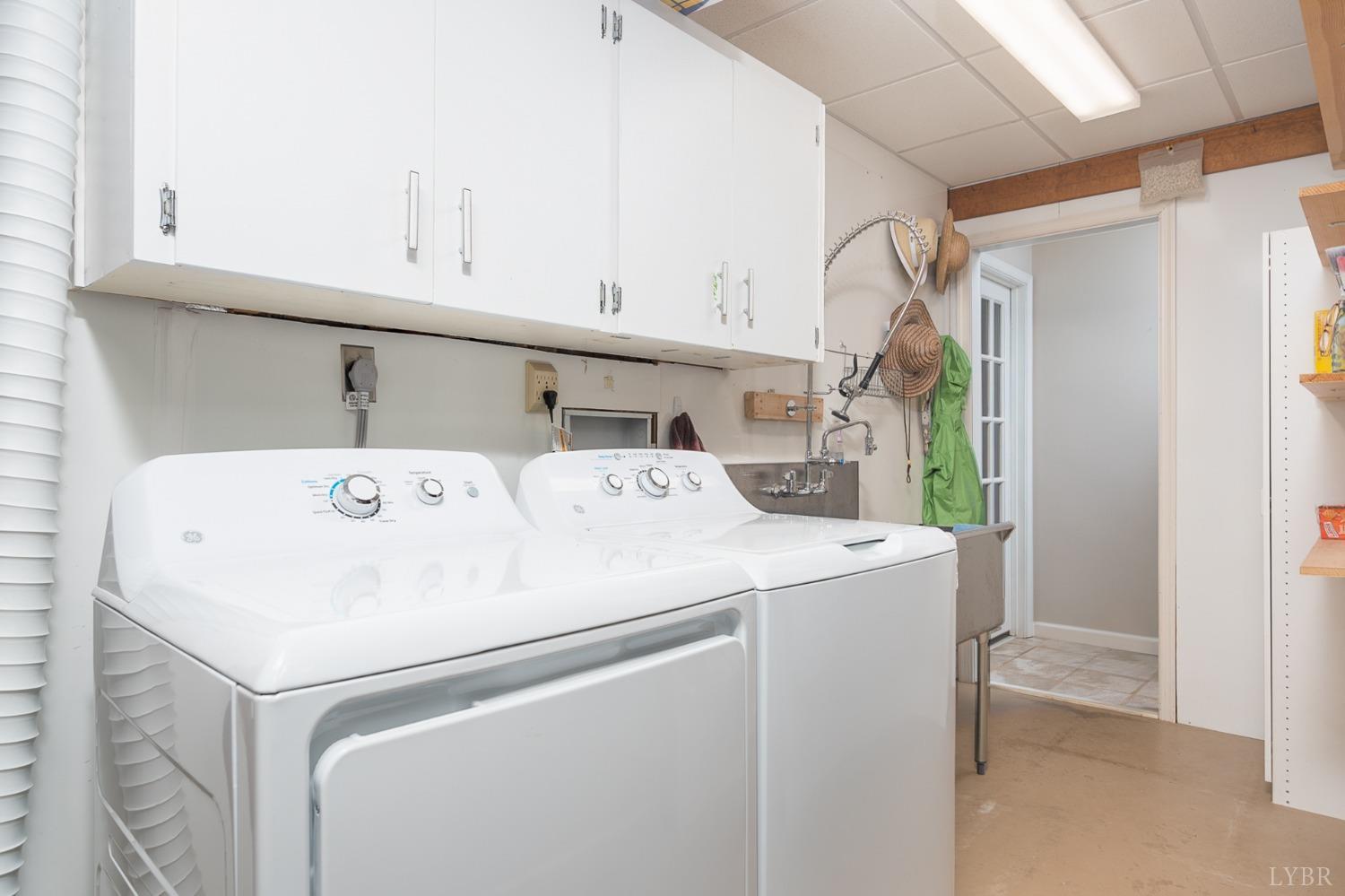 136 Guffey Terrace Lynchburg, VA 24502 - Photo 22 of 33 a utility room with dryer and washer