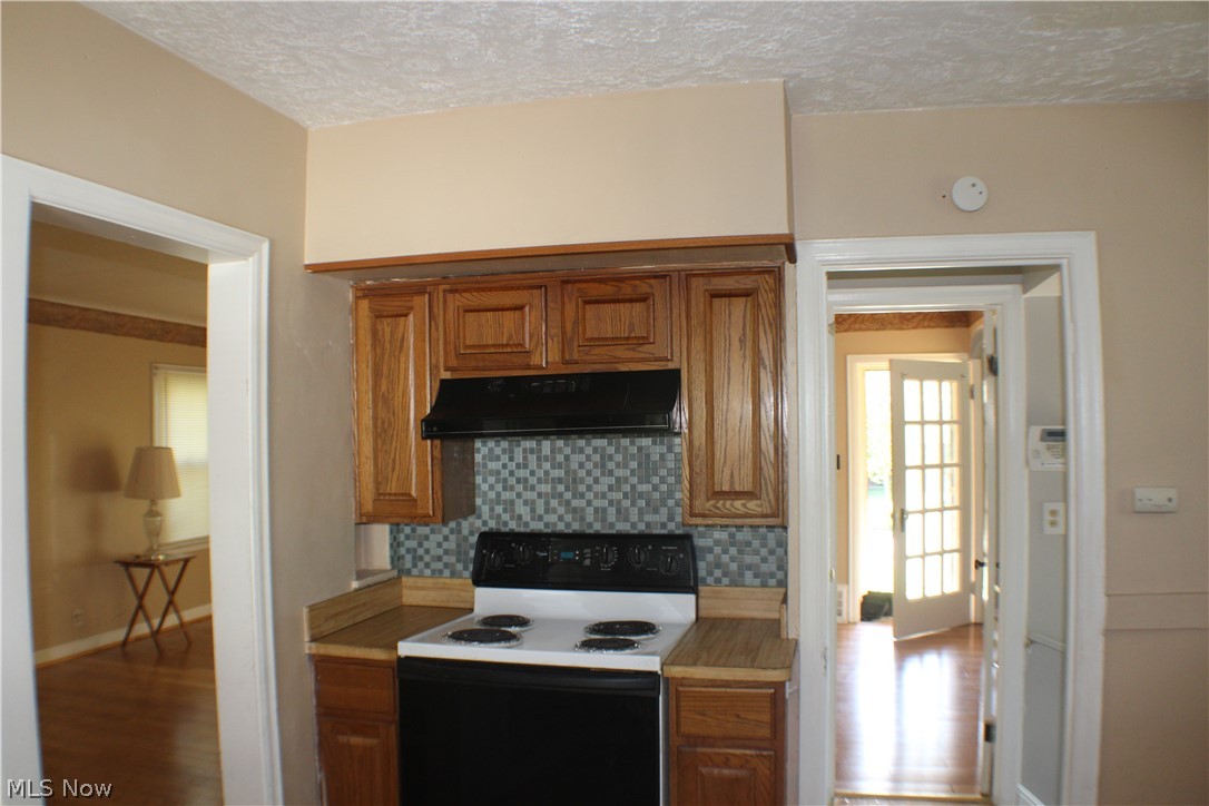 1079 Elbon Road Cleveland Heights, OH 44121 - Photo 8 of 29