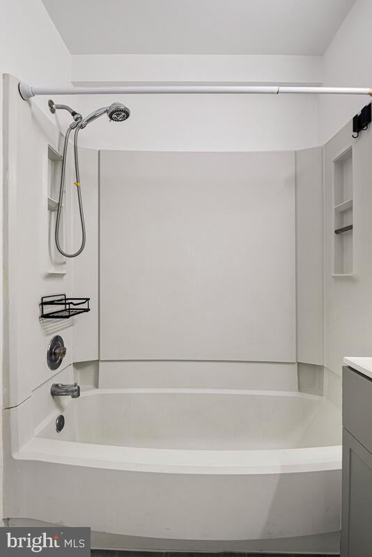 7865 Parthian Court Springfield, VA 22153 - Photo 21 of 40 a bathroom with a shower and a bathtub