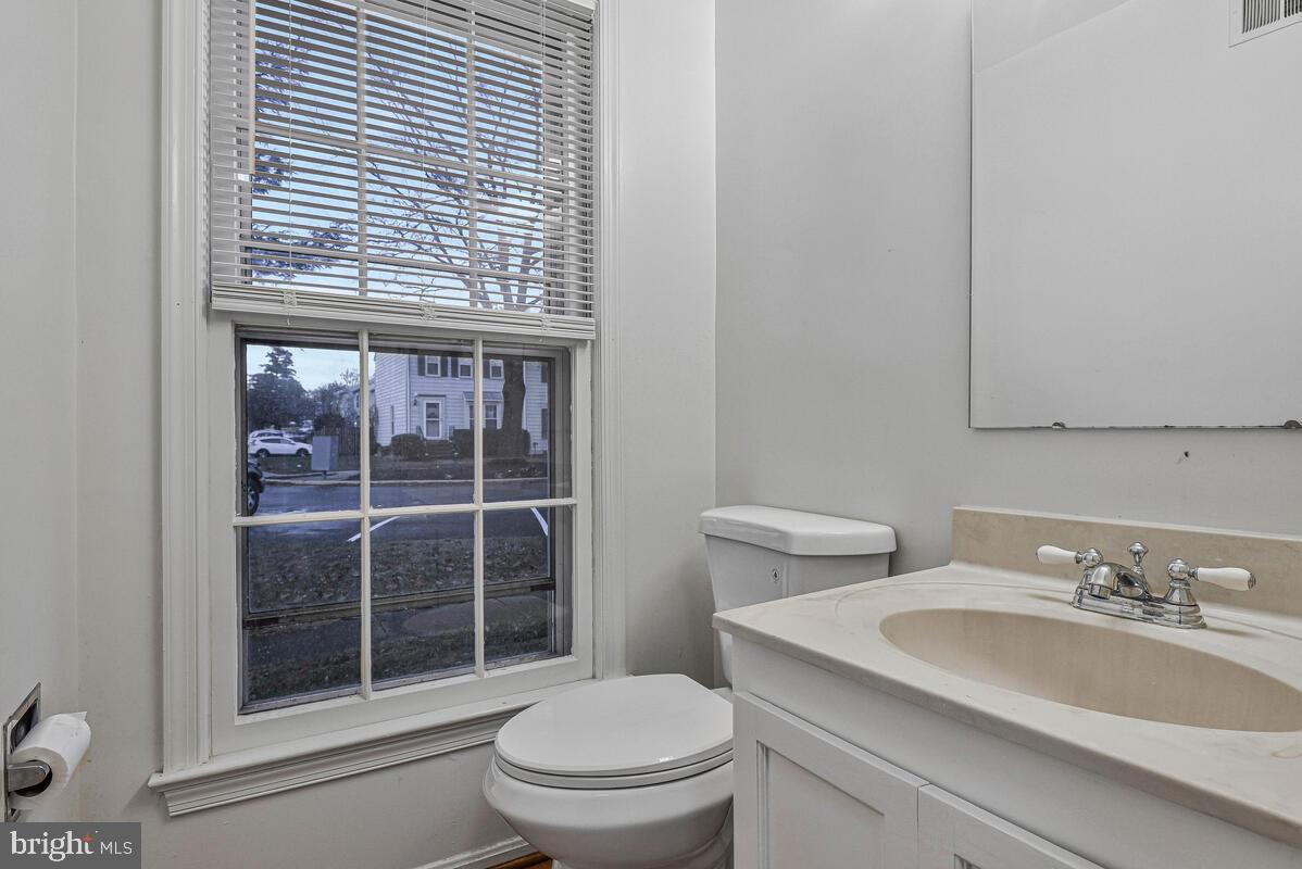 7865 Parthian Court Springfield, VA 22153 - Photo 6 of 40 a bathroom with a toilet a sink and shower
