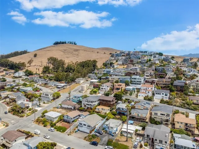 a picture of a wall with a white and white photo
