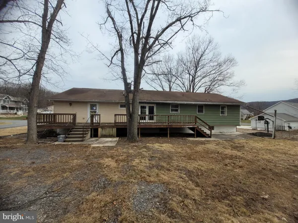 a view of house with a yard