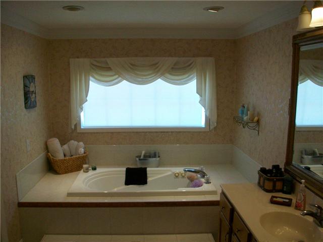 7579 South Swift Road Goodlettsville, TN 37072 - Photo 4 of 8 Nice garden tub in the master suite.