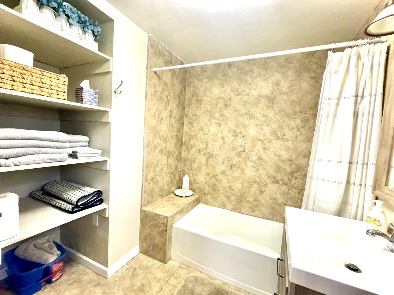 47515 Bissett Station Road Oakhurst, CA 93644 - Photo 15 of 59 a bathroom with a bathtub and next to a window
