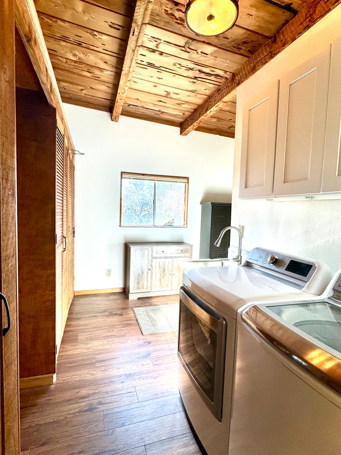 47515 Bissett Station Road Oakhurst, CA 93644 - Photo 48 of 59 a kitchen that has a sink and a stove