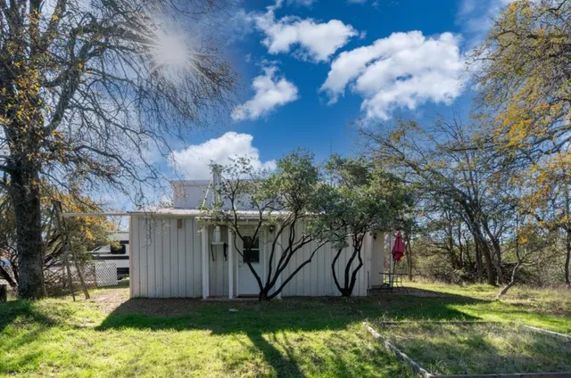 a view of a backyard